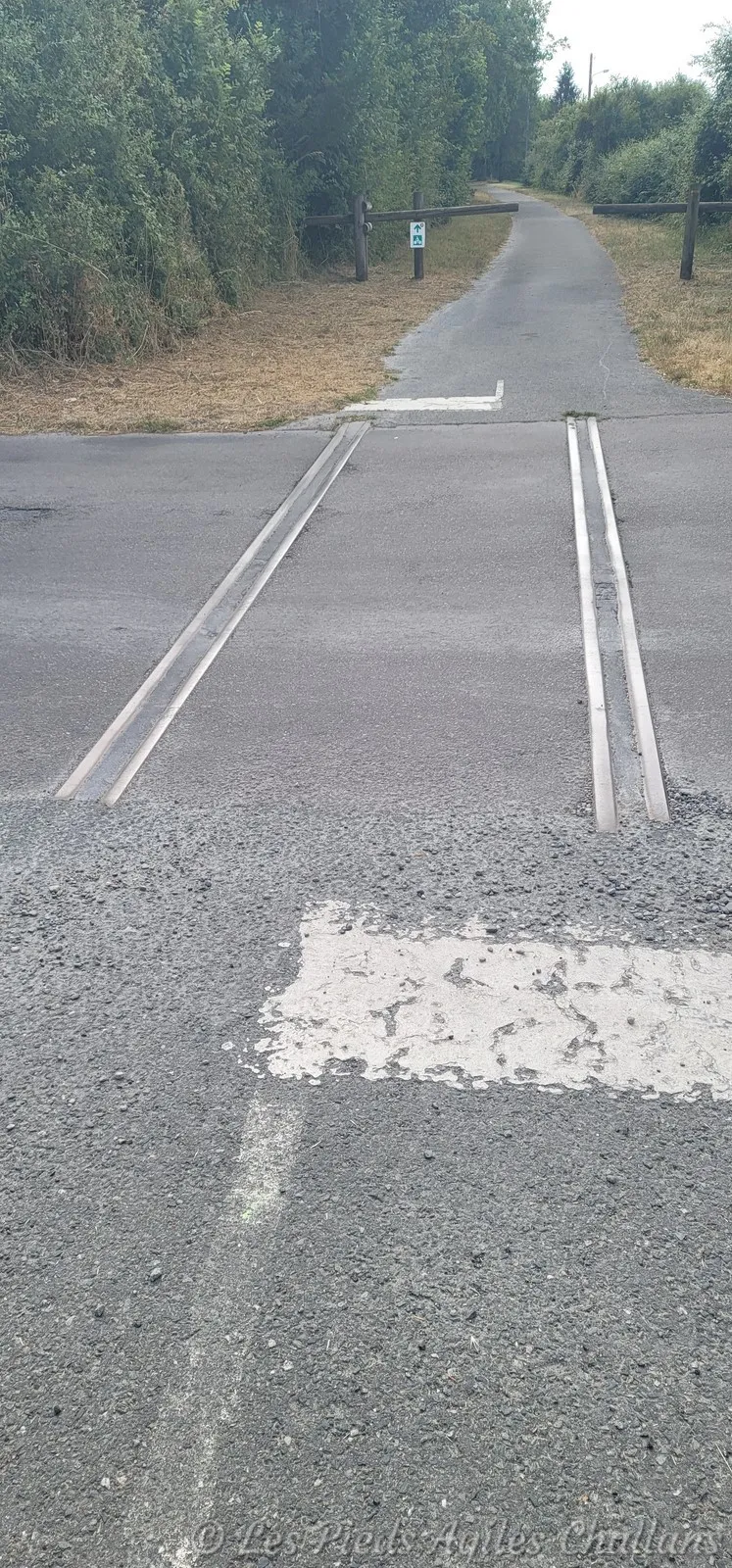 Petit bout de voie laissé à l'emplacement d'un passage à niveau