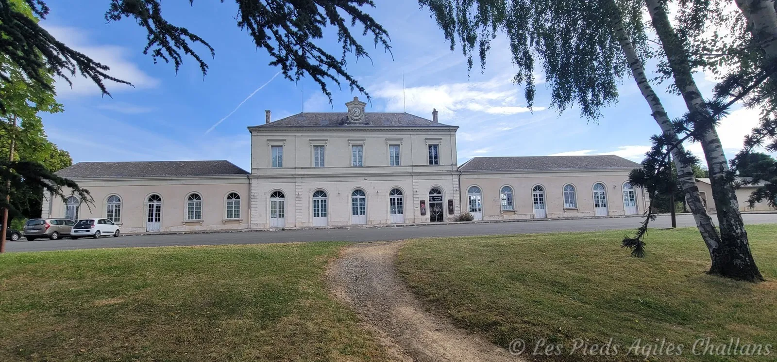 La façade de l'ancienne gare