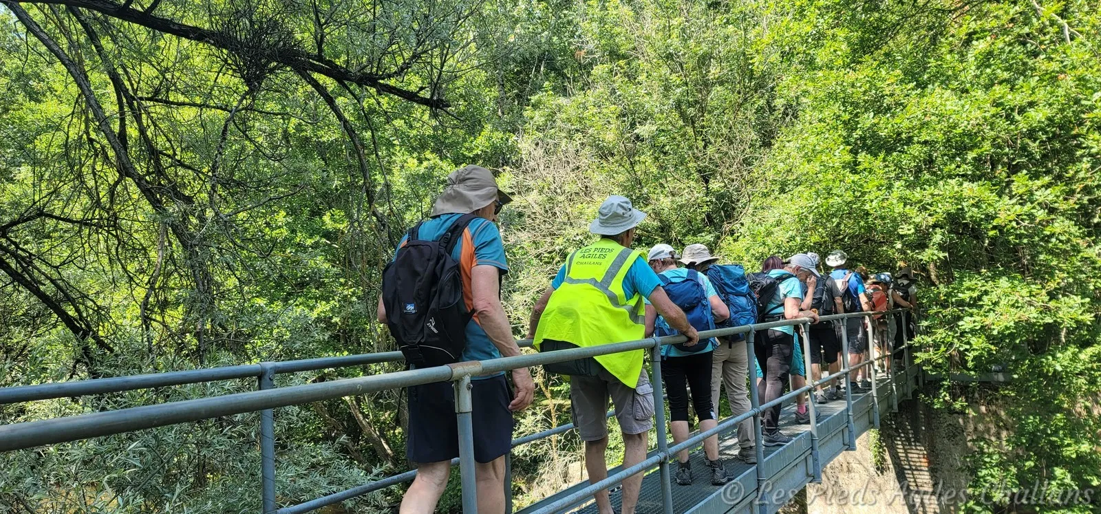 Le serre-file clôt le peloton